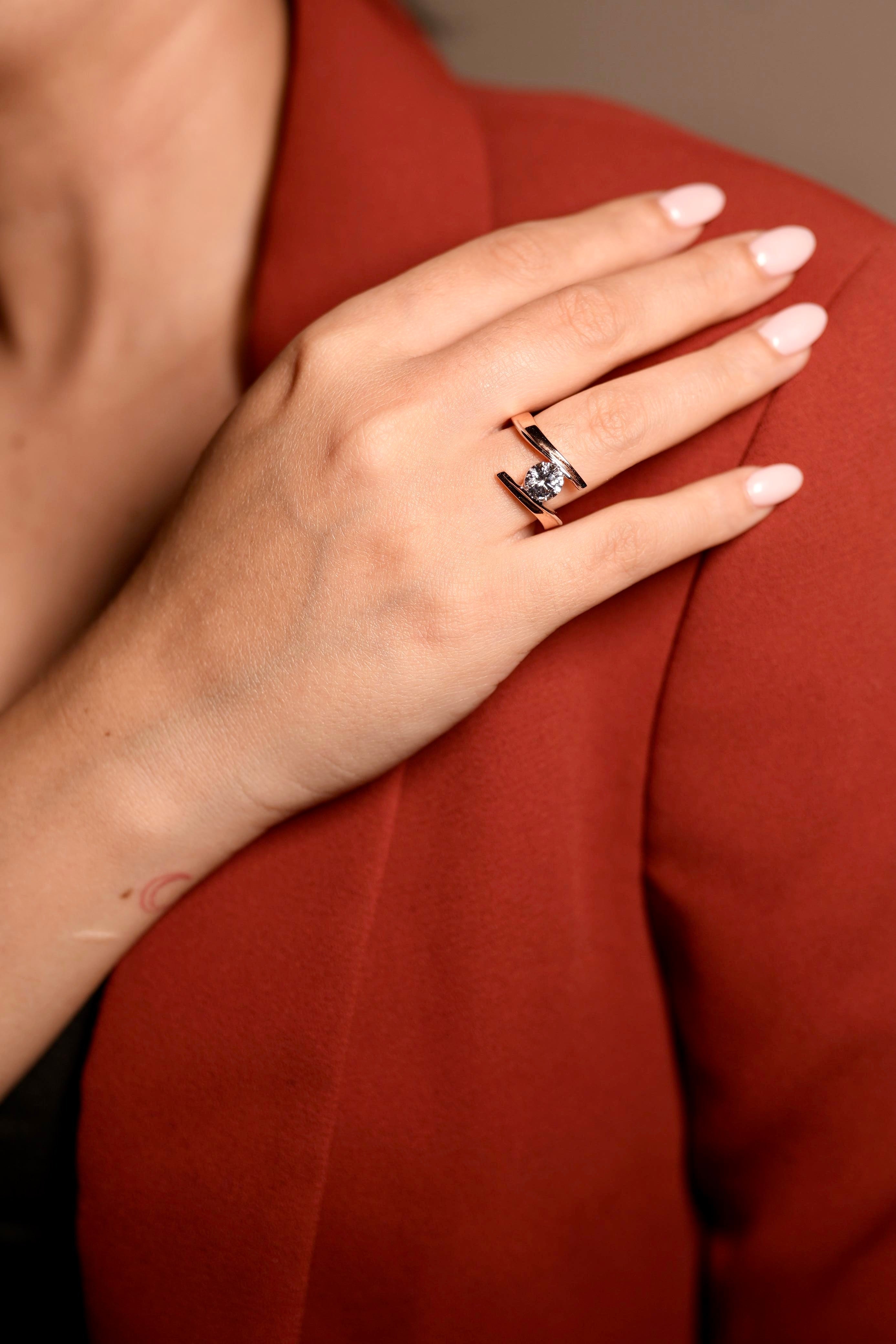 Alegria Twisted Band with a Round Solitaire