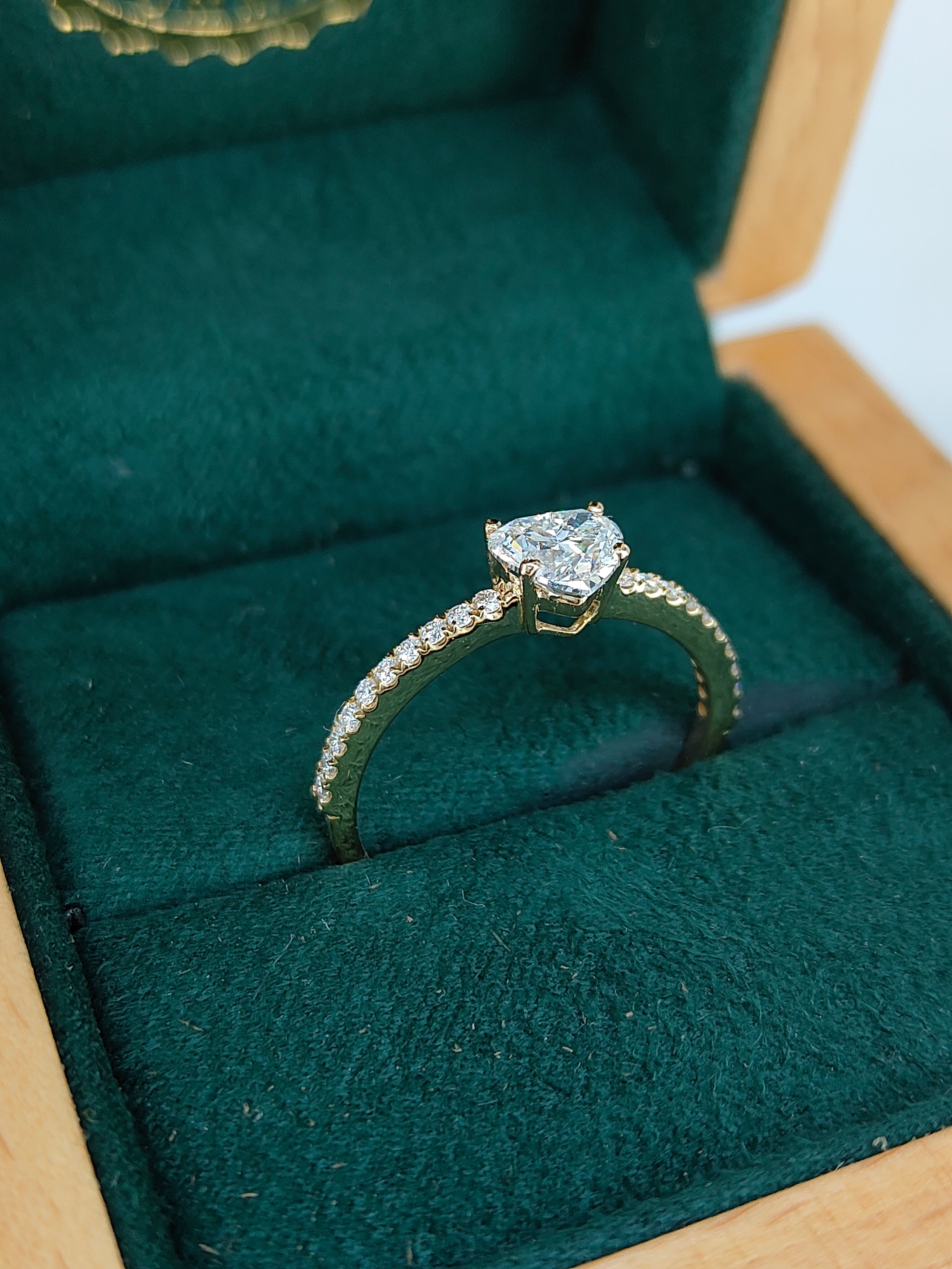 Corazón Heart Solitaire Pavé Ring