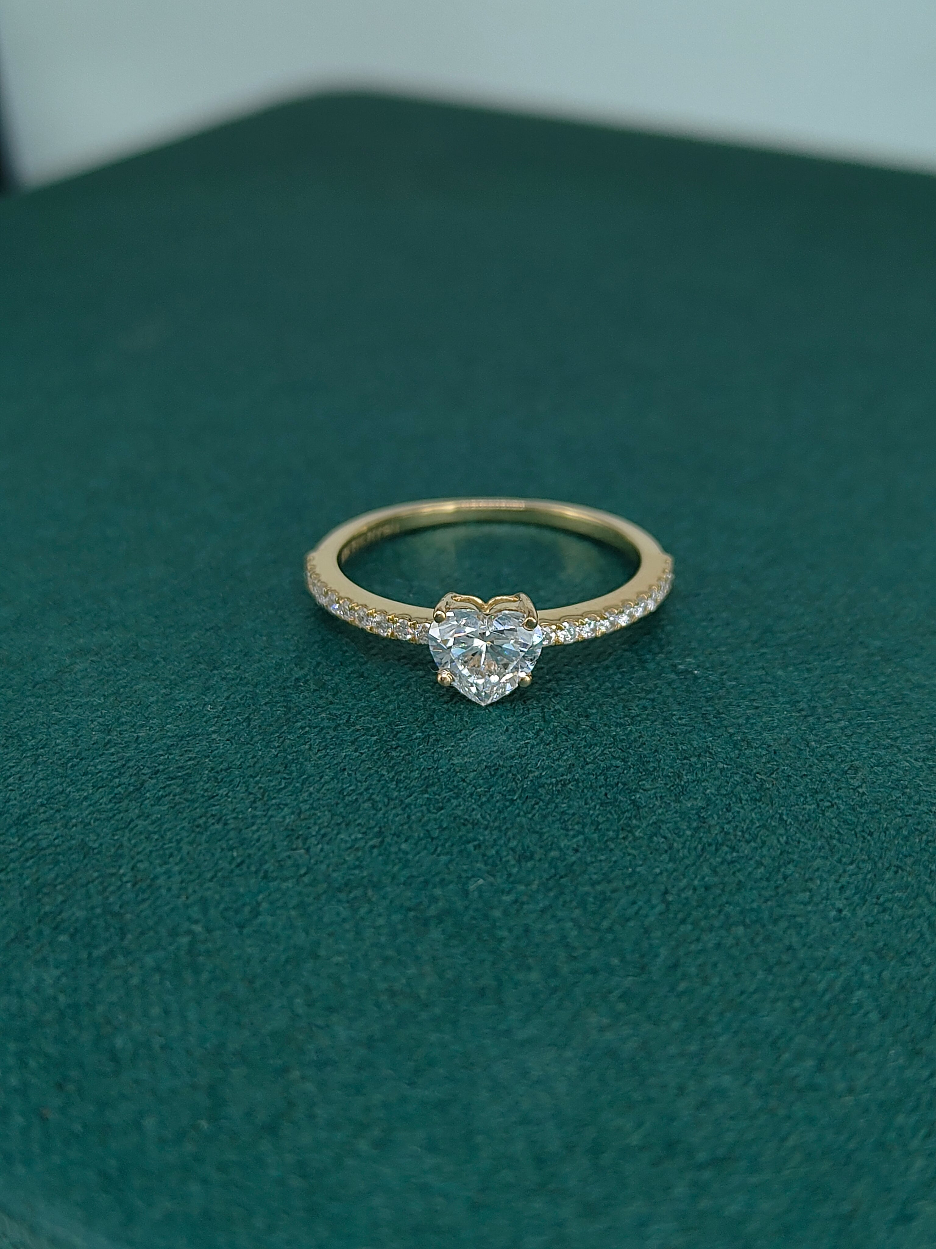 Corazón Heart Solitaire Pavé Ring