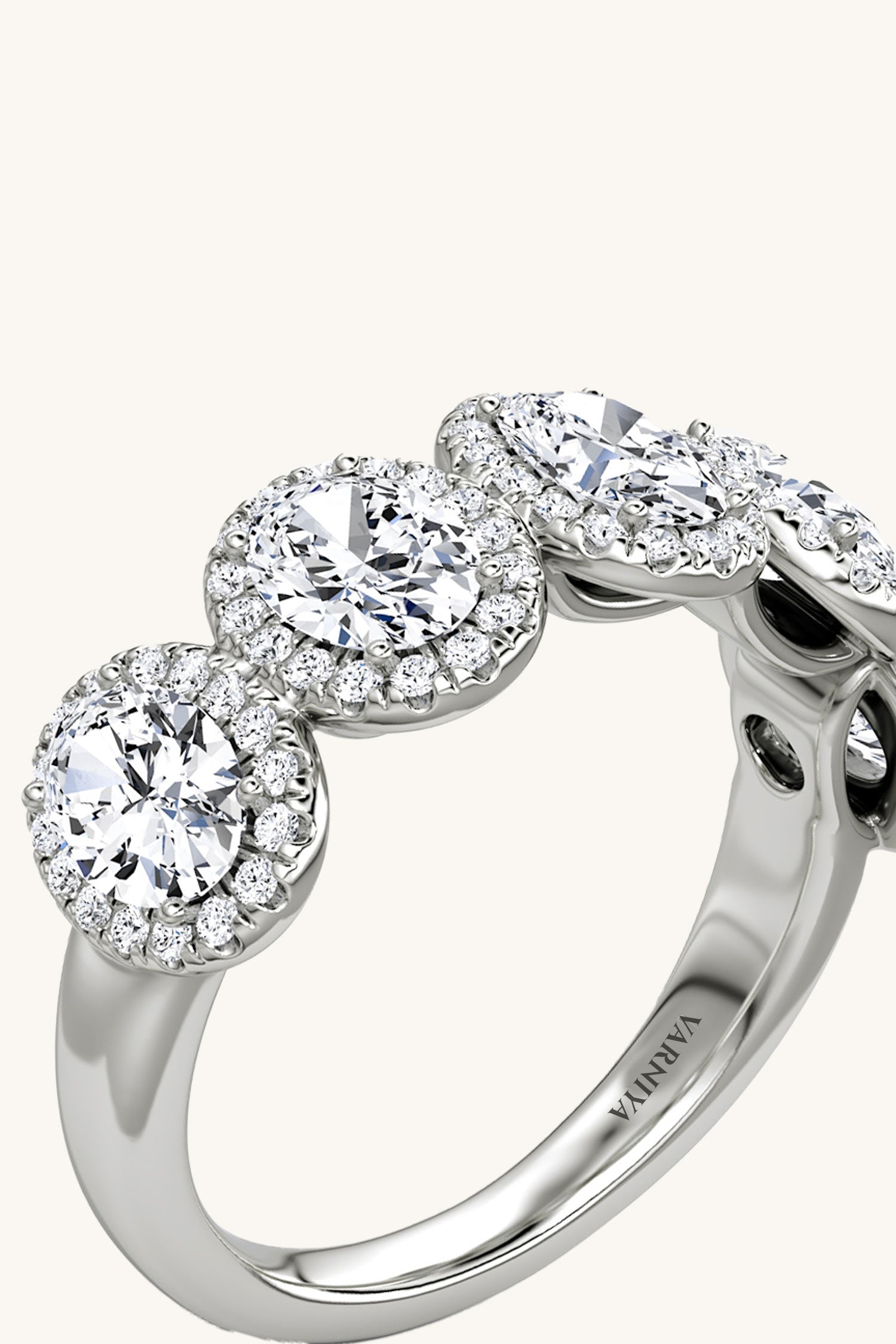 BRILLIANT SOLITAIRE PAVÉ RING
