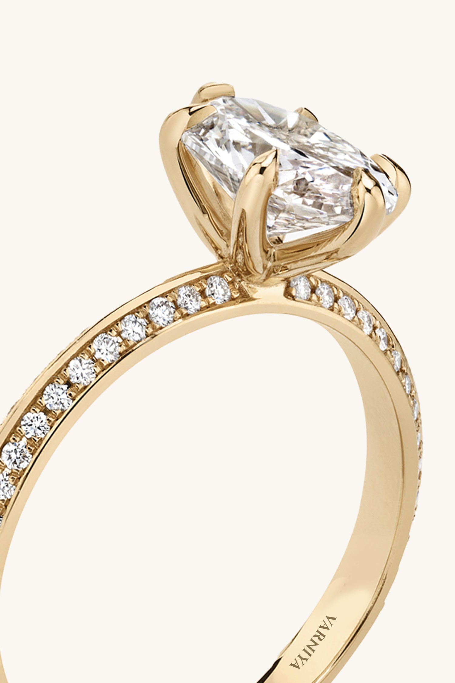 Amália Oval Solitaire Pavé Ring