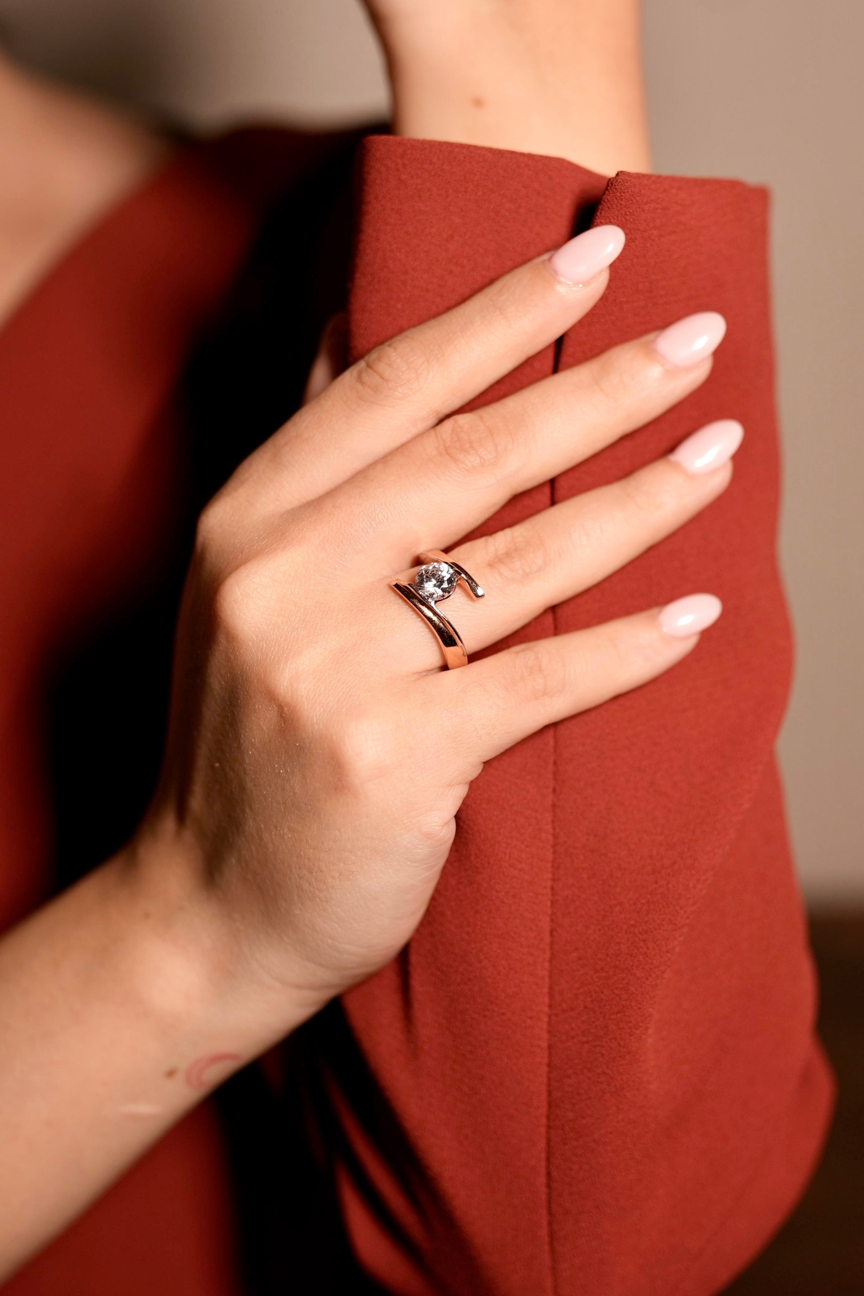 Alegria Twisted Band with a Round Solitaire